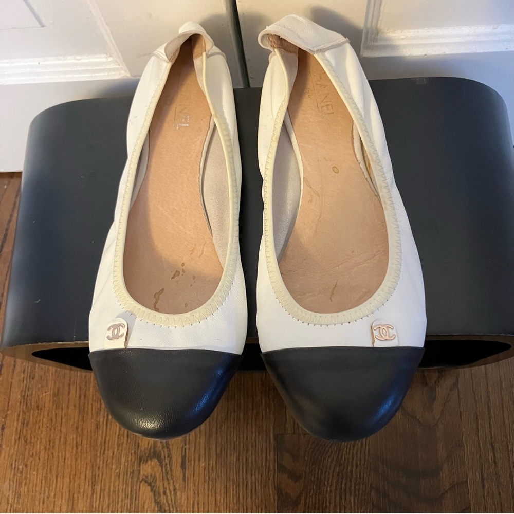 CHANEL Cream and Black Leather Cap Toe Ballet Flats with Gold CC